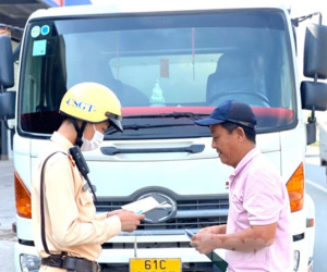 Bấm số thứ tự hai tháng mới đến lượt đăng kiểm, ô tô không dám ra đường vì sợ bị phạt
