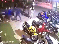 Clip: Trêu phụ nữ nơi quán hát, thanh niên nhận cái kết đau lòng