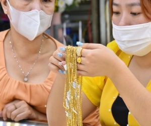 Giá vàng hôm nay 18-3: Giá vàng thế giới lao lên chạm ngưỡng 2.000 USD/ounce