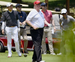 Gia đình ông Donald Trump "giữ riêng" hàng trăm quà tặng nước ngoài