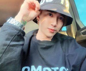 Chi Dân để lộ diện mạo khác lạ, netizen nghi ngờ nam ca sĩ đã đụng 'dao kéo'