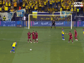 Ronaldo ghi siêu phẩm sút phạt từ 30m, được khen ngợi vì nhường đồng đội đá penalty