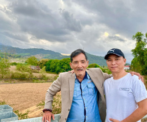 Thương Tín làm đạo diễn, chăm chỉ kiếm tiền nuôi vợ 4 và con nhỏ