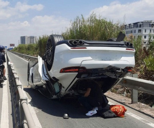 Ô tô Porsche tông xe máy rồi lật ngửa, 2 người bị thương