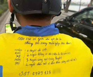 Đi xe ôm công nghệ, cô gái xúc động khi đọc lời nhắn trên áo tài xế
