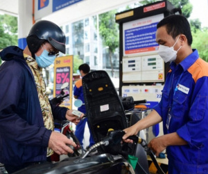Giá xăng dầu giảm mạnh vào ngày mai?