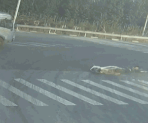 Clip: Trượt ngã vì vượt đèn vàng, thanh niên suýt bị xe tải cán trúng