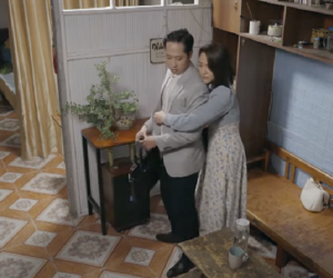 'Dưới bóng cây hạnh phúc' tập 38: Thu Hồng ôm Đạt nói lời yêu, 'gạ' qua đêm