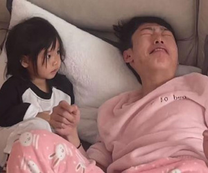 Bị con gái tát vì thơm má, ông bố quá bất ngờ, khóc mếu giãy giụa trên giường, gục mặt vào lòng vợ