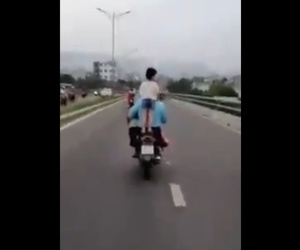 Bố chở con gái đi trên cầu bằng xe máy, nhưng hành động của đứa trẻ phía sau khiến ai cũng phải lo sợ