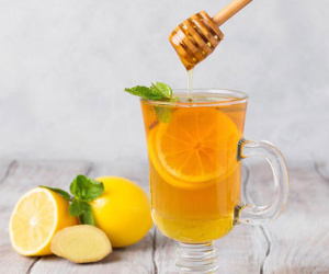 Vì sao nên uống một ly chanh tươi và mật ong vào buổi sáng?