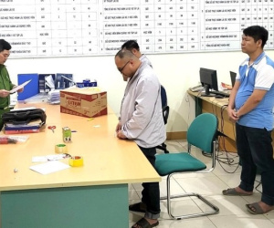 Bắt giám đốc và 2 cán bộ trung tâm sát hạch lái xe chuyên 'phù phép' hồ sơ, giấy tờ