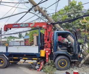 Xe cẩu tông 2 người thương vong, khiến gần 6.400 hộ dân mất điện
