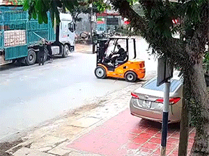 Va chạm mạnh với càng xe nâng, người điều khiển xe máy tử vong tại chỗ