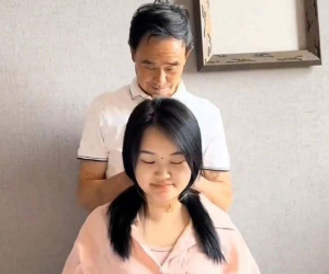 Chồng mất sớm, vợ mang các con về ở cùng với bố chồng, được chiều như con gái ruột, mua dây chuyền vàng cho