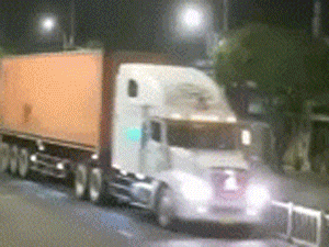 Xe container bất ngờ lao sang làn đường ngược lại húc sập 3 nhà dân