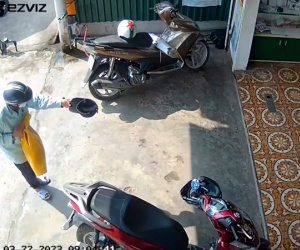 Clip: Chậm rãi lê lết vào xin ăn một ngôi nhà, phản ứng sau đó của người đàn ông khi không thấy gia chủ khiến tất cả đều phẫn nộ