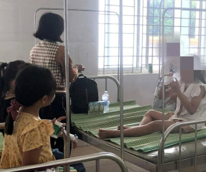 Vụ 31 học sinh ngộ độc: 4 người lạ nói tiếng Anh khi cho bóng bay