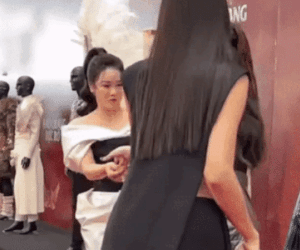 Nhật Kim Anh chia sẻ sự thật về Hương Giang sau ồn ào chen lấn trên thảm đỏ