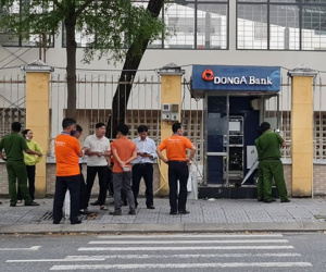 Truy tìm kẻ đập trụ ATM, trộm két tiền giữa trung tâm Đà Nẵng