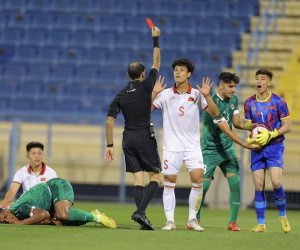 Cận cảnh tình huống trung vệ U23 Việt Nam ngơ ngác khi trọng tài rút nhầm thẻ đỏ