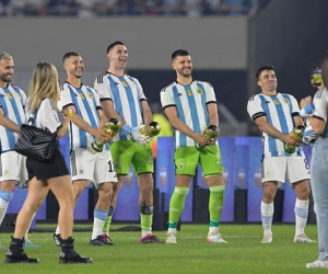 Dàn sao Argentina lại gây bão khi tái hiện màn ăn mừng phản cảm của Martinez
