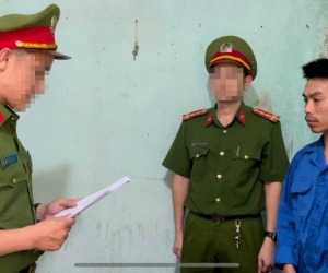 Khởi tố vợ chồng đi xe máy làm xiếc trên đèo Hải Vân