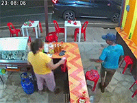 Clip: Xe tải tông xe gia đình ngay trước quán ăn