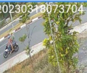 Công an truy tìm 2 đối tượng tạt sơn đỏ bán cà phê ven đường