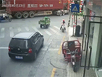 Giật mình khi tài xế xe ba bánh suýt bị thùng container đè bẹp
