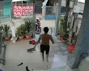 Cầm dao sang nhà hàng xóm nói chuyện, bị chém tử vong