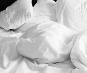 Về thăm chồng lúc đang ly thân, người phụ nữ sững sờ khi lật tấm chăn trên giường