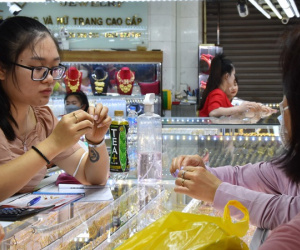 Giá vàng hôm nay 25-3: Rơi thẳng đứng