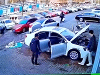 Đang sửa xe, người đàn ông suýt bị cả cánh cửa kính cường lực rơi trúng đầu
