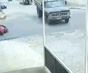 Clip: Phanh gấp, nam thanh niên đi xe máy bay thẳng vào gầm xe tải
