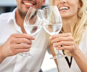 Cô dâu gây tranh cãi vì đãi khách bằng nước lọc