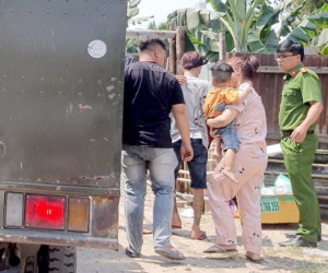 Công an kiểm tra nơi ở của mẹ ruột bé trai 3 tuổi nghi bị ép hút ma túy đá, cùng người tình