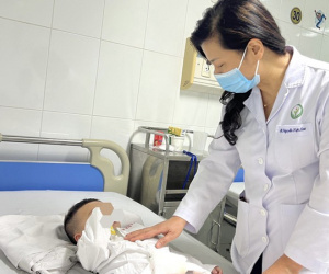 Bé gái Hà Nội xinh như búp bê lại hóa con trai: Mẹ vui mừng làm thủ tục đổi tên và giới tính cho con