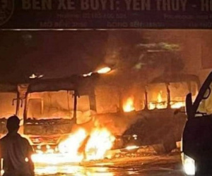 Hai xe buýt bốc cháy ngùn ngụt trong đêm