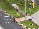 Clip: Người đàn ông cầm kiếm chém loạn xạ vào ô tô và người đi đường ở Singapore