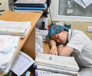 Sau hơn 7 năm học và thực hành, bác sĩ trẻ thu nhập chưa đến 5 triệu đồng