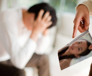 Chồng ngoại tình nhưng muốn tôi im lặng để con trọn vẹn gia đình