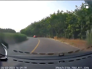 Chọn đúng khúc cua để bứt tốc vượt ô tô, thanh niên điều khiển xe máy nhận kết cục thảm hại