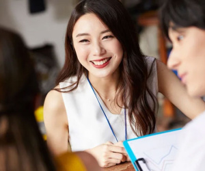 Trước mặt người yêu tôi, cô bạn thân cười nói một câu làm tôi tá hỏa
