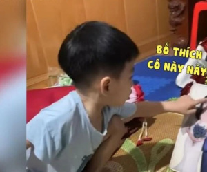 'Cười xỉu' khoảnh khắc bé trai nhìn ảnh cưới của bố mẹ rồi nũng nịu: Con không thích cô này