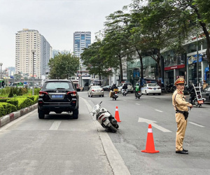 Va chạm với xe biển xanh, người phụ nữ gãy xương sườn