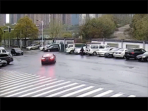 Clip: Bé trai không thắt dây an toàn ngã văng khỏi ô tô vì tai nạn