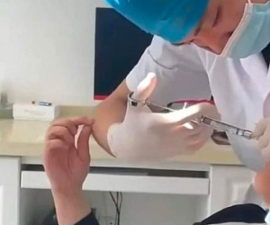Sợ đau lúc đi tiêm, thanh niên hành động bất ngờ với bác sĩ: Kẻ tổn thương lại muốn tổn thương người khác