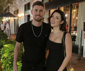 Bạn gái Jorginho khoe ba vòng nóng bỏng trong bồn tắm