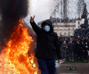 Khói đen và bạo lực bao trùm cuộc biểu tình của gần 100.000 người ở thủ đô Paris